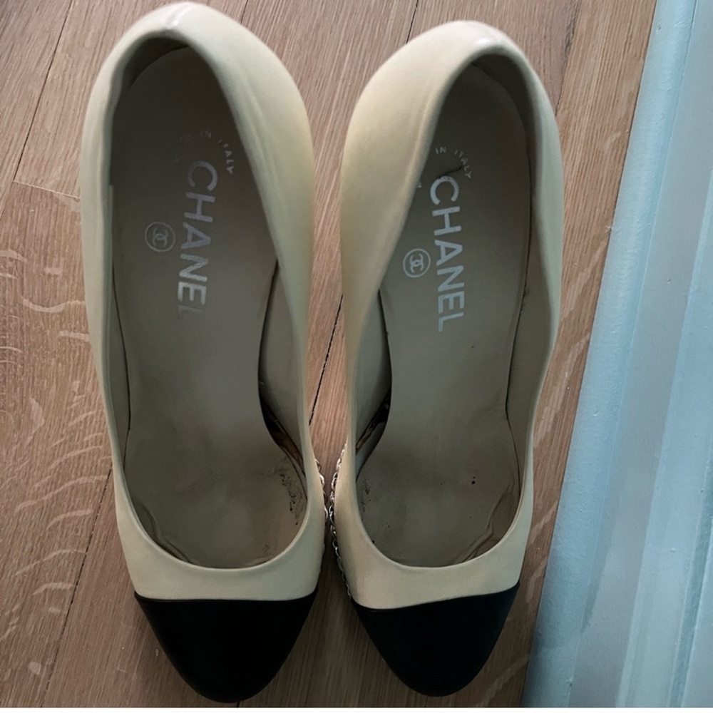 CHANEL Cream Leather Heel Pumps with CC Heel Detail - Picture 6 of 7